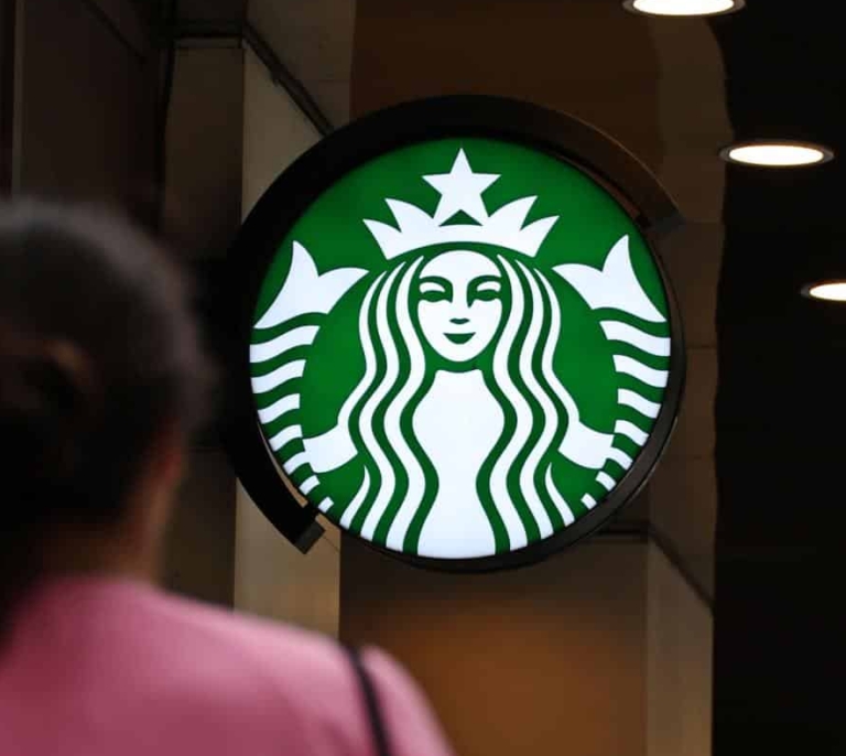 Tanques de café que hieren sensibilidades: la desastrosa campaña que ha hundido las ventas de Starbucks en Corea del Sur