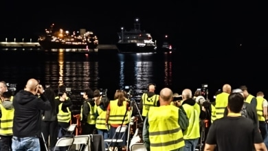 El Hondius fondea en el puerto de Granadilla por orden del Gobierno y espera para el desembarco del pasaje