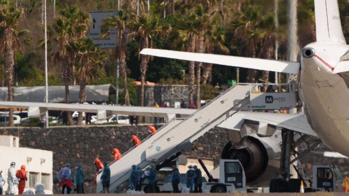 Los catorce pasajeros españoles que iban a bordo del crucero que ha sufrido un brote de hantavirus durante su travesía por el Atlántico Sur, el MV Hondius, han embarcado en el aeropuerto de Tenerife Sur hacia Madrid