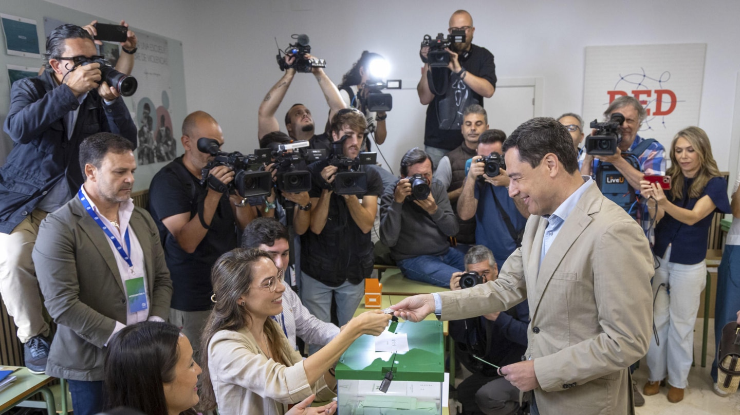 La participación en las elecciones andaluzas sube al 52,16% a las 18:00, siete puntos y medio más que en 2022