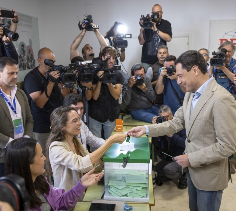 La participación en las elecciones andaluzas sube al 52,16% a las 18:00, siete puntos y medio más que en 2022