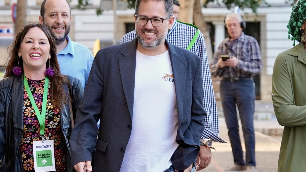 El candidato de Adelante Andalucía, José Ignacio García, a su llegada de la asociación sociocultural La yerbabuena, en Jerez de la Frontera (Cádiz) para seguir los resultados de los comicios.