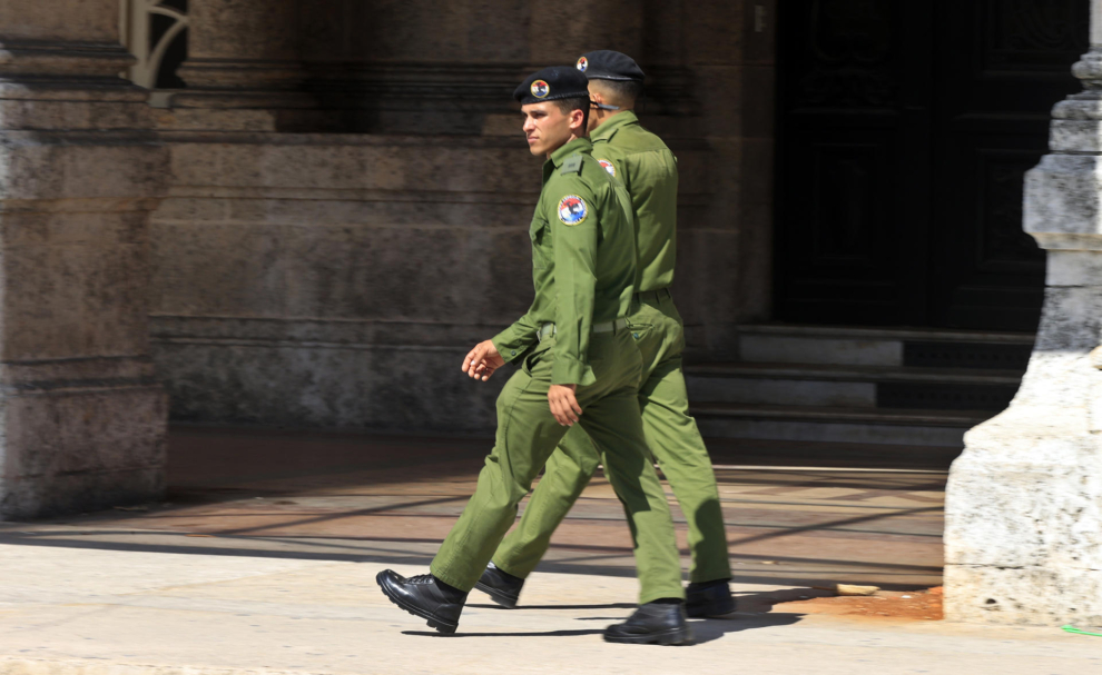 Militares del Ejército cubano pasean por La Habana