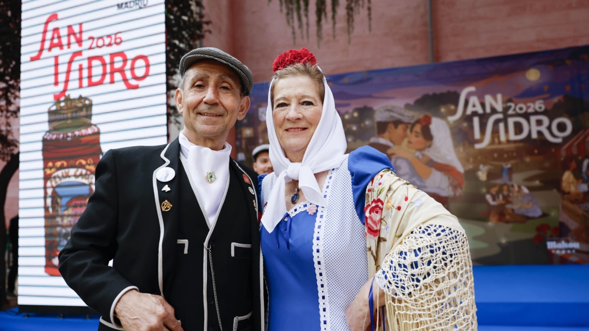 Dos personas vestidas de chulapos