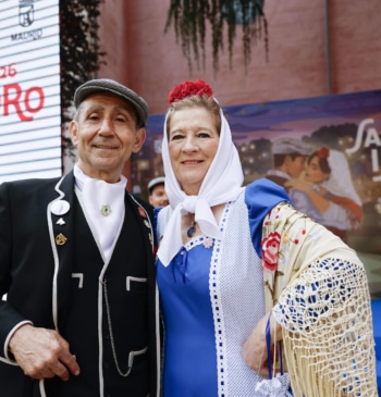 Dos personas vestidas de chulapos