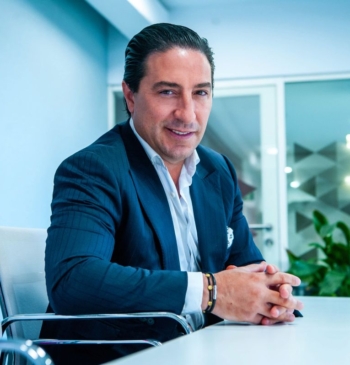 Josué Reyzabal celebra haber creado uno de los circuitos urbanos de pantallas [...]