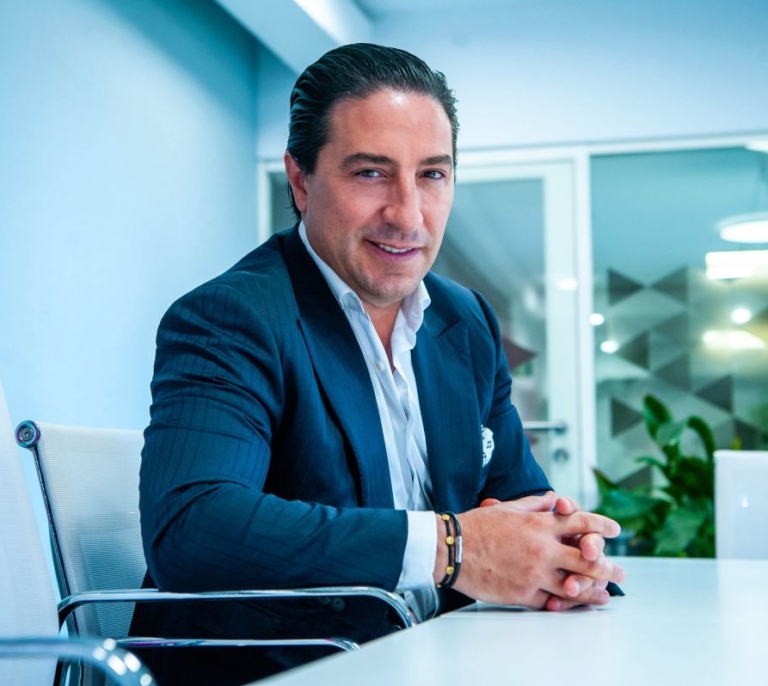 Josué Reyzabal celebra haber creado uno de los circuitos urbanos de pantallas LED más grandes del mundo con el mundo cultural, empresarial y político