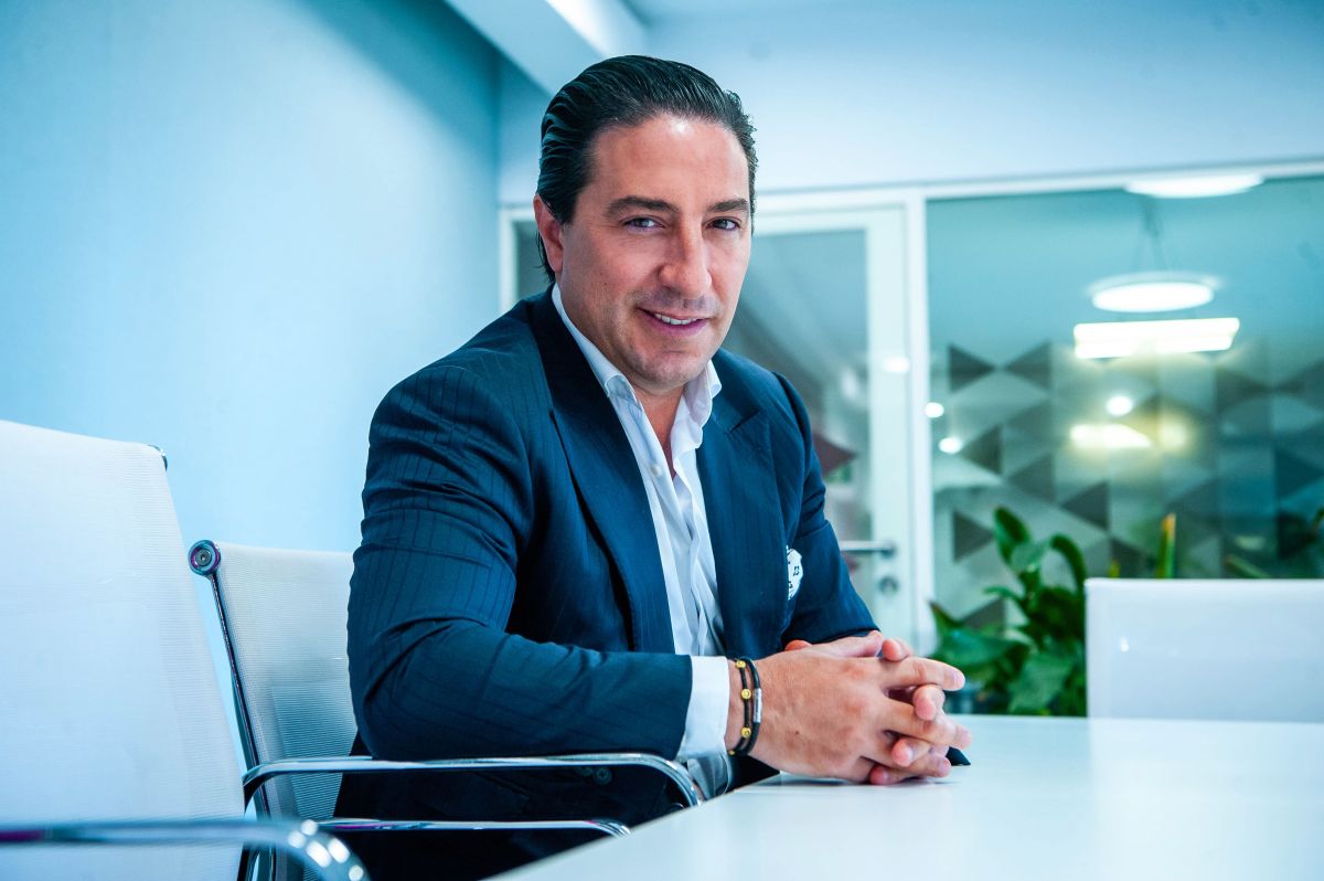 Josué Reyzabal celebra haber creado uno de los circuitos urbanos de pantallas LED más grandes del mundo con el mundo cultural, empresarial y político