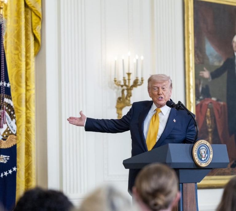 Trump da a la UE hasta el 4 de julio para cumplir un acuerdo comercial y amenaza con subir los aranceles
