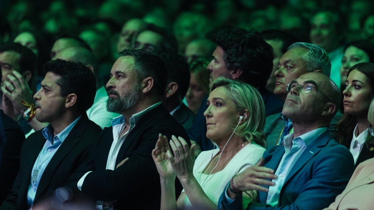 El presidente de Vox, Santiago Abascal, y la líder de la Reagrupación Nacional de Francia, Marine Le Pen, en el VIVA24 de Vox, en Madrid