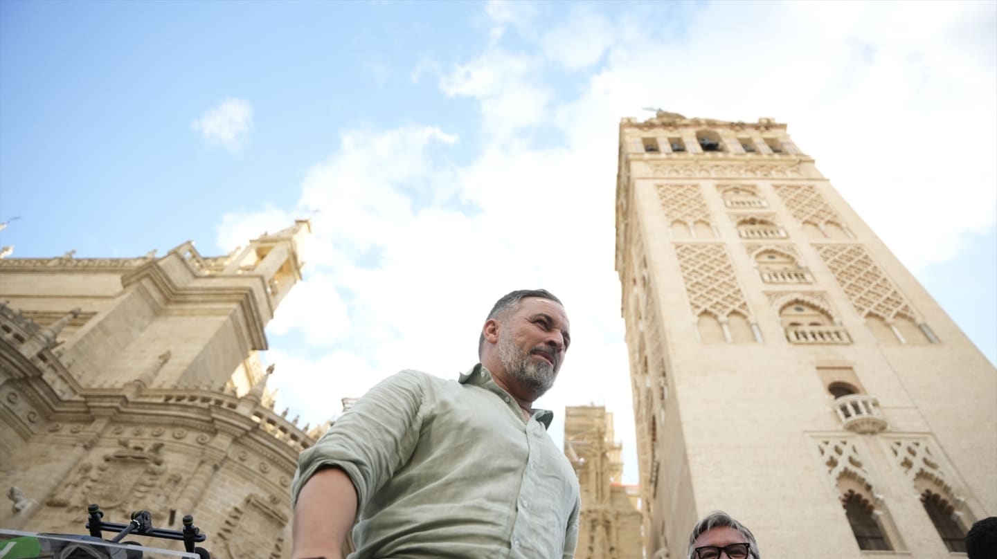 Abascal reclama a Feijóo una moción de censura para adelantar las generales tras la imputación de Zapatero
