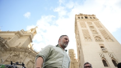 Abascal reclama a Feijóo una moción de censura para adelantar las generales tras la imputación de Zapatero