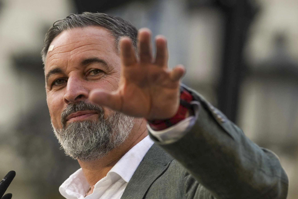 El presidente de VOX Santiago Abascal participa en un acto de campaña de las elecciones andaluzas que el partido celebra este martes en la plaza de las Tendillas de la capital cordobesa