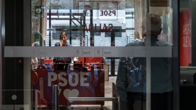 El juez imputa a Zarrías, Cerdán y la gerente del PSOE mientras la UCO entra en Ferraz y en la sede de la Guardia Civil