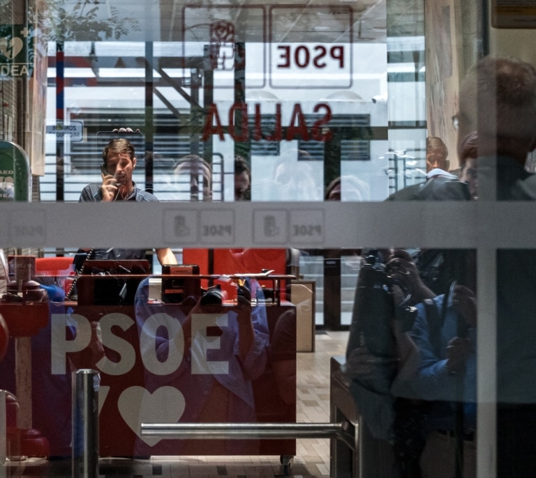 El juez imputa a Zarrías, Cerdán y la gerente del PSOE mientras la UCO entra en Ferraz y en la sede de la Guardia Civil