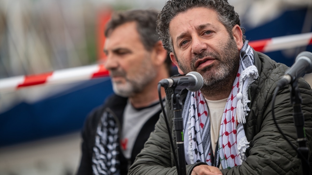 El directivo de GSF, Saif Abukeshek, durante la rueda de prensa de la Global Sumud Flotilla (GSF) antes de partir a Gaza, a 12 de abril de 2026, en Barcelona