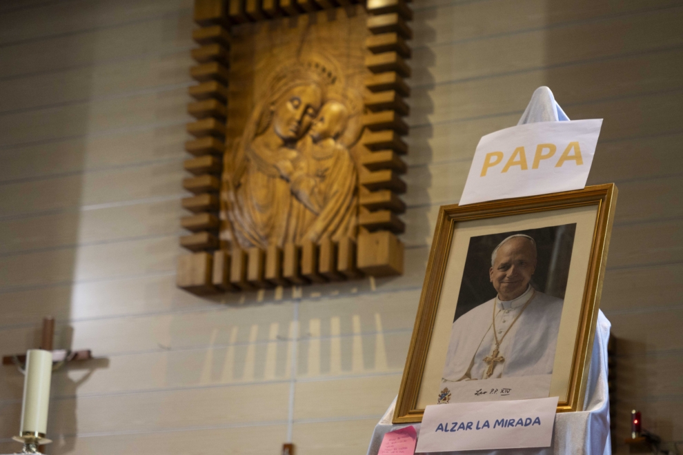 Imagen del papa León XIV en la capilla del Colegio Nuestra Señora del Buen Consejo de Madrid