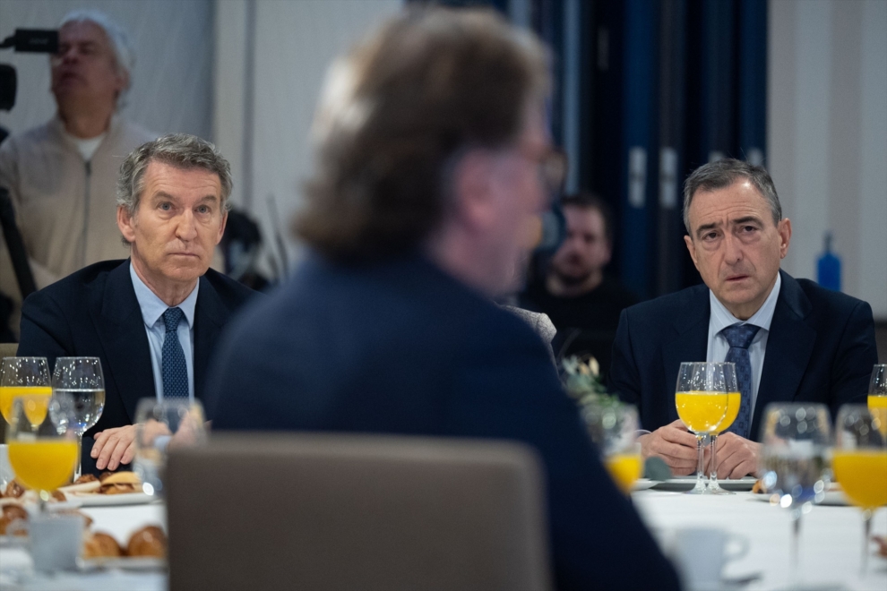 Los presidentes del PP, Alberto Núñez Feijóo (i), y del PNV, Aitor Esteban, en un desayuno informativo de Nueva Economía Fórum en Bilbao
