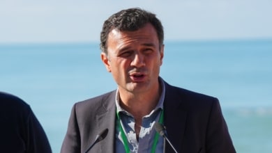 El caso de Juan Carlos Aragón sacude a Cádiz y su carnaval: el alcalde del PP exige responsabilidades a Kichi por "tapar" los malos tratos del comparsista