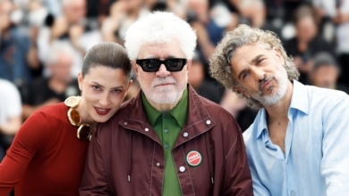 Almodóvar vende glamour y activismo con la troupe de 'Amarga Navidad' en Cannes: "Estamos obligados a ser escudo contra monstruos como Trump y Netanyahu"