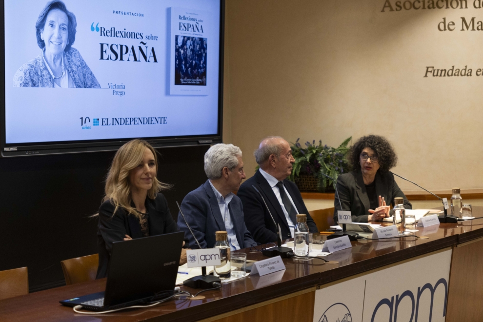 Cayetana Álvarez de Toledo, Casimiro García-Abadillo, Nicolás Redondo y Cristina de la Hoz en la presentación del libro 'Reflexiones de España', obra póstuma de la periodista Victoria Prego, este lunes en la APM de Madrid