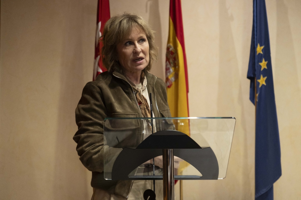 La presidenta de la APM, María Rey, interviene para dar la bienvenida al acto de presentación del libro póstumo de Victoria Prego, 'Reflexiones sobre España', en la biblioteca de la asociación, este lunes