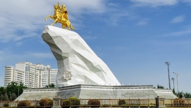 Estatuas de oro y derroche de mármol: la faraónica capital de Turkmenistán donde se reúnen los estados 'lacayos' de Putin