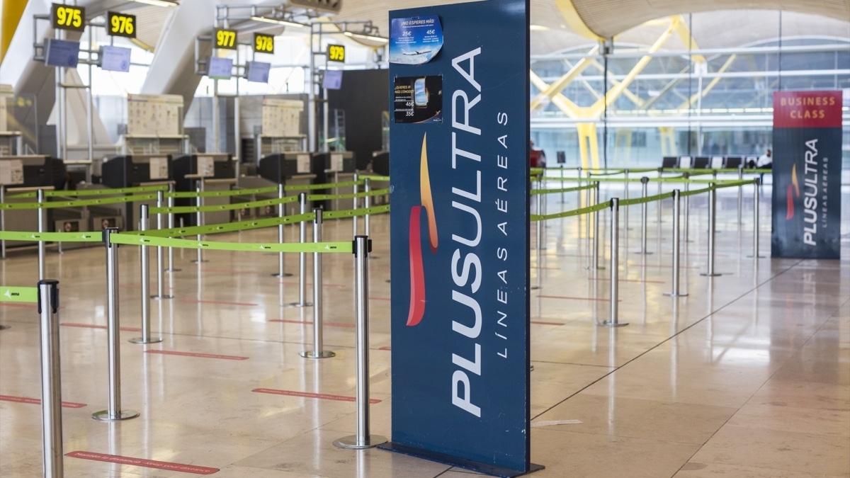 Un panel muestra información sobre vuelos de la aerolínea Plus Ultra.