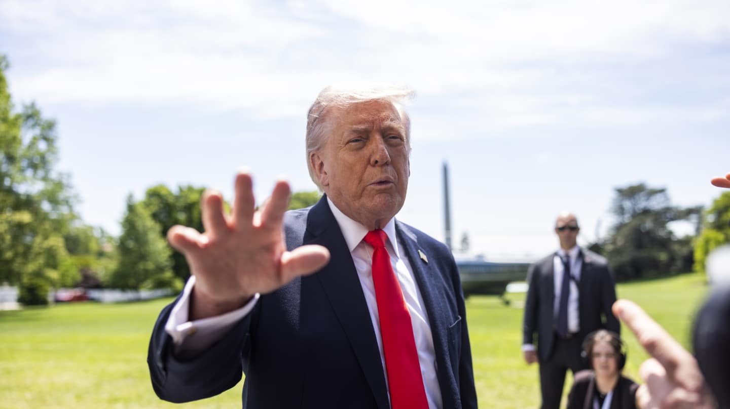 Trump carga de nuevo contra España: "Les parece bien que Irán tenga un arma nuclear"