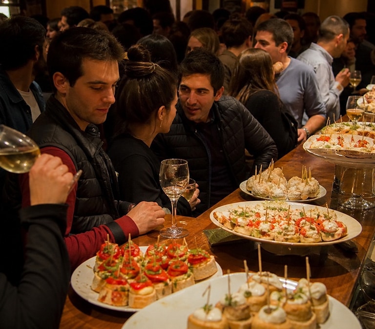 Pintxos, sidra y marisco: ruta por las 6 ciudades del norte de España que están en el top 100 mundial para caminar