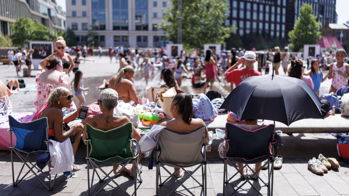 Los londinenses toman el sol en Granary Square este martes de temperaturas récord.