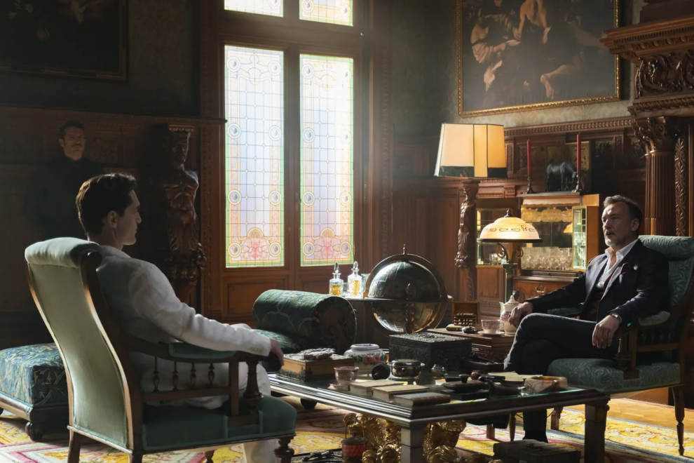 Imagen de la serie en la que Berlín y el Duque de Málaga negocian en el Palacio de la Motilla