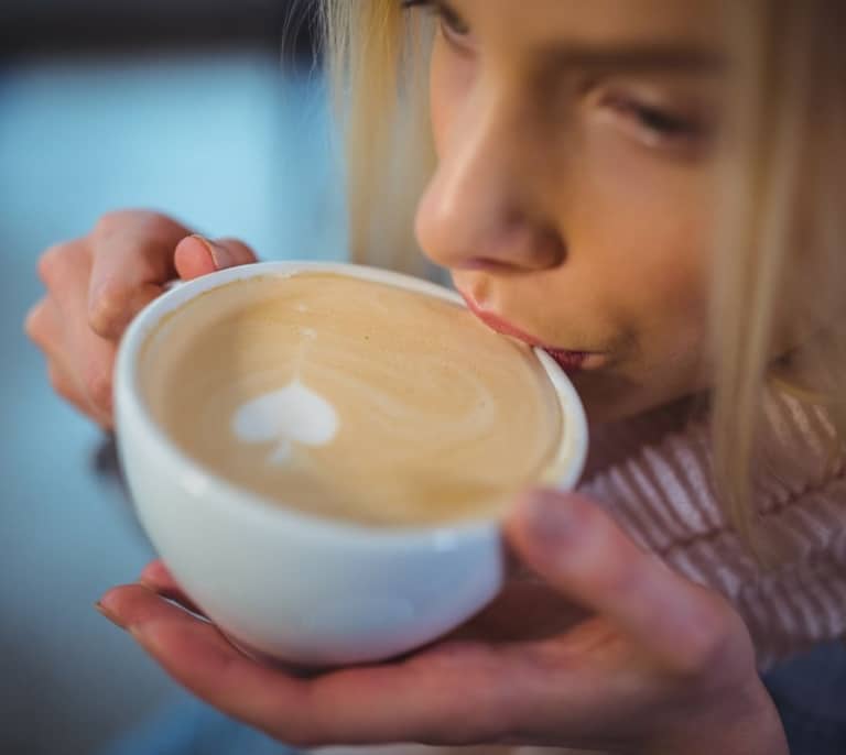 4 recetas, molinillo integrado y limpieza automática: así de fácil es preparar un café de especialidad en casa