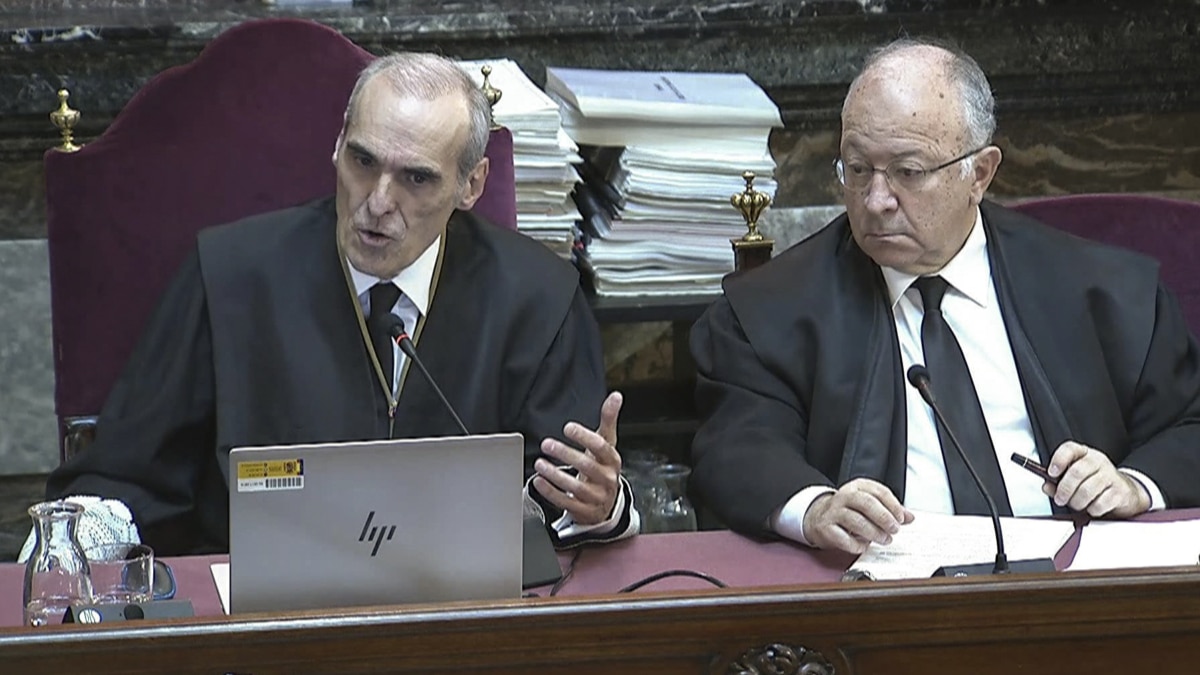 Captura de la señal del Tribunal Supremo en la que aparece el fiscal jefe Anticorrupción, Alejandro Luzón (i) el abogado del PP, Alberto Durán (d) este miércoles durante el el juicio del caso mascarillas