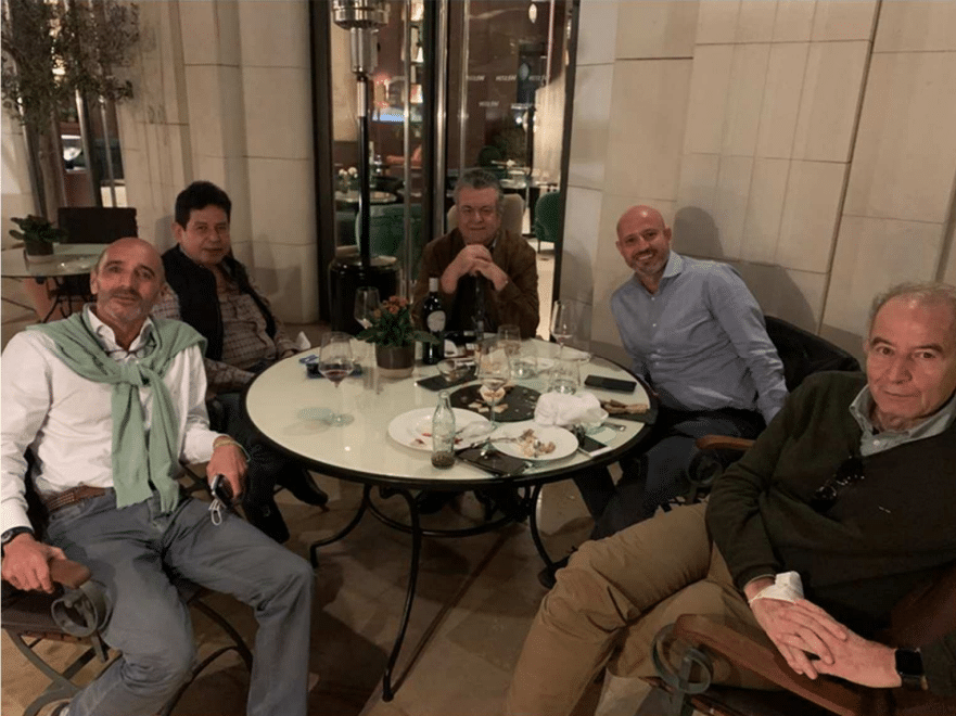 Julio Martínez Martínez (i), en una comida junto a Julio Martínez Sola (c), de jersey marrón; y Roberto Roselli (c), de camisa azul.