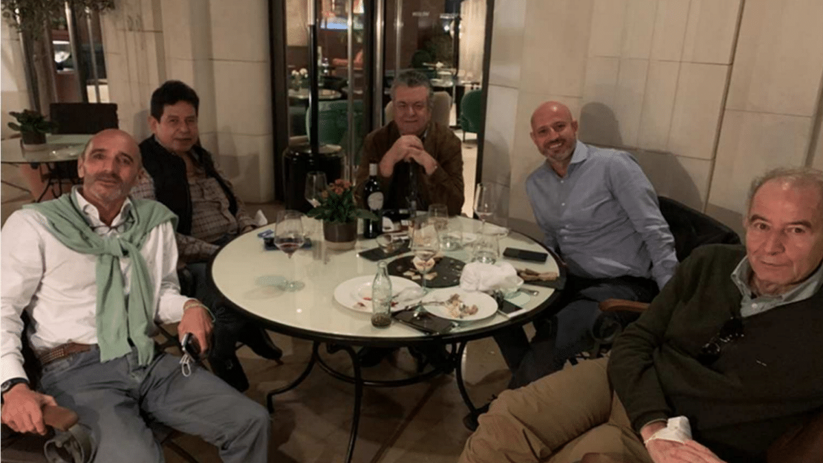 Julio Martínez Martínez (i), en una comida junto a Julio Martínez Sola (c), de jersey marrón; y Roberto Roselli (c), de camisa azul.