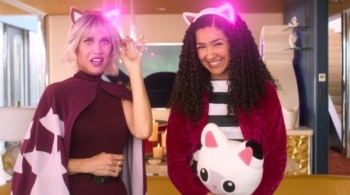 Kristen Wiig y Laila Lockhart Kraner en un fotograma de 'La casa de muñecas'