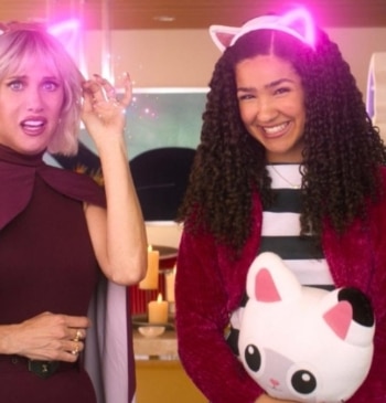 Kristen Wiig y Laila Lockhart Kraner en un fotograma de 'La casa de muñecas'