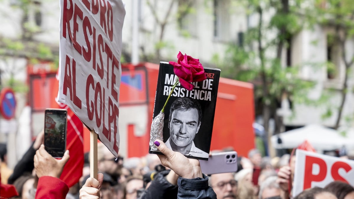 Manifestación en Ferraz el 27 de abril de 2024, tras la "carta a la ciudadanía" con la que Pedro Sánchez respondió a la imputación de su mujer, Begoña Gómez.