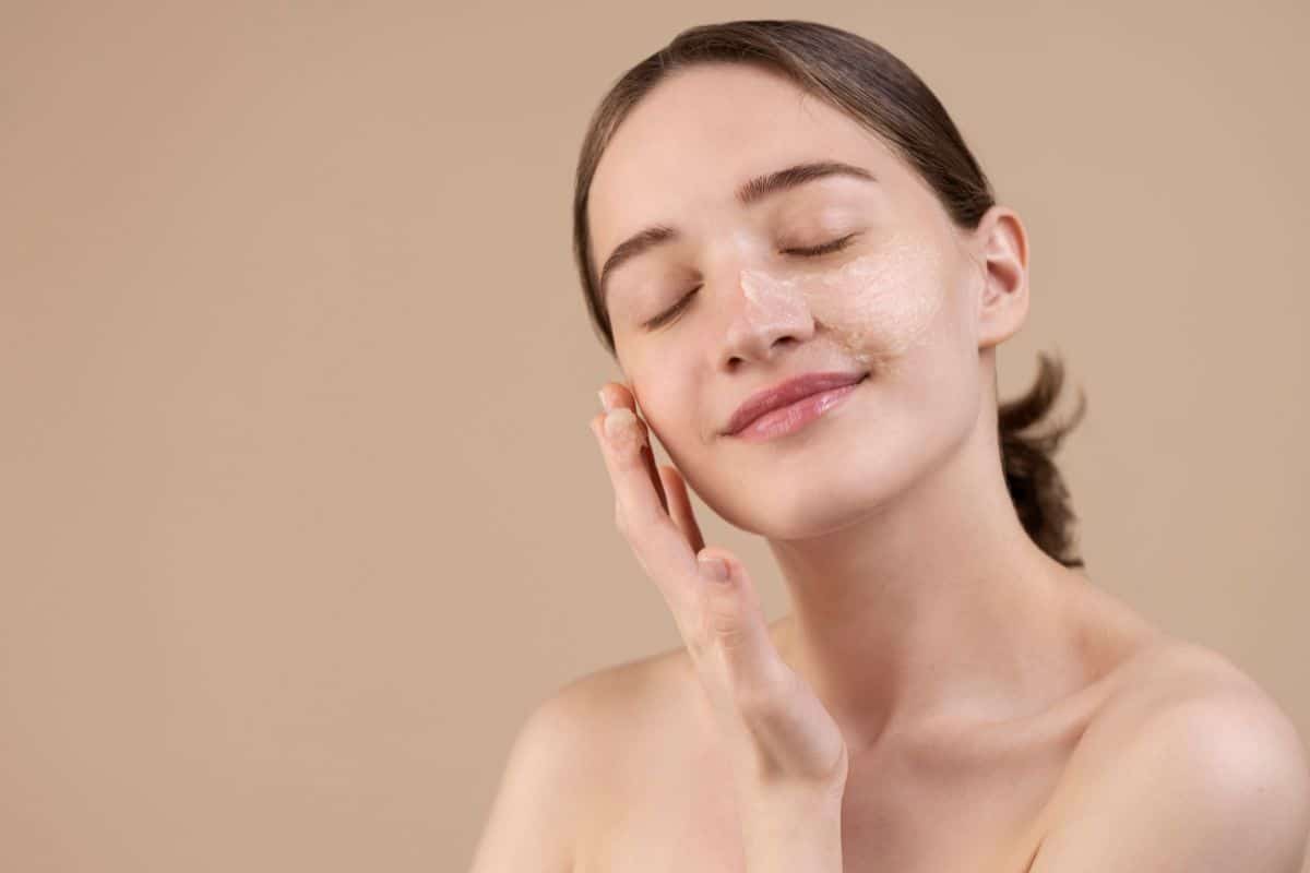 Este accesorio de Cecotec es el mejor secreto beauty para una piel más limpia y luminosa en casa
