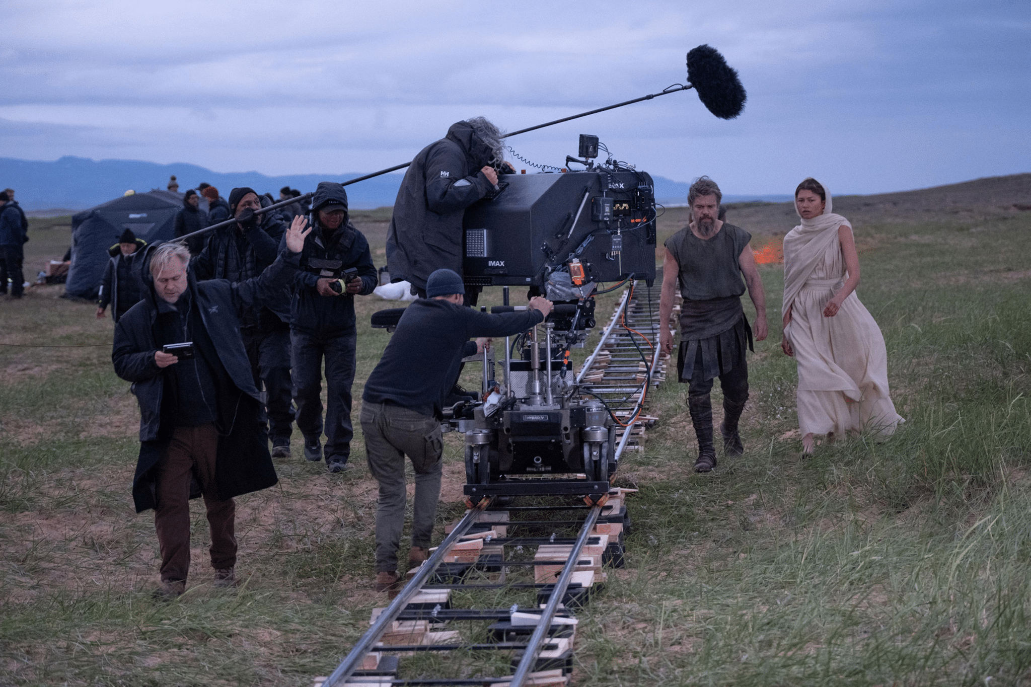 Christoper Nolan durante el rodaje de una escena de 'La Odisea¡ con Matt Damon y Zendaya.