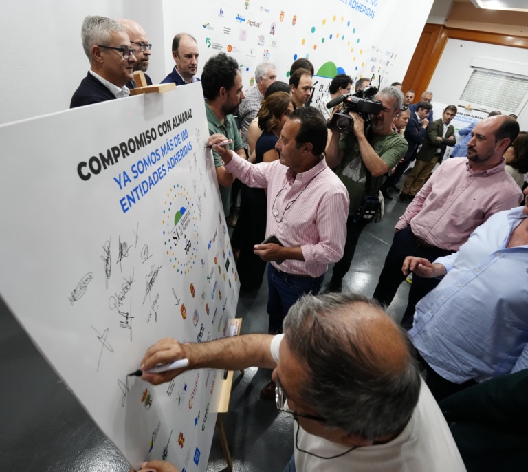 Alcaldes socialistas se revuelven contra Sánchez y le amenazan por carta con romper con el PSOE si cierra Almaraz