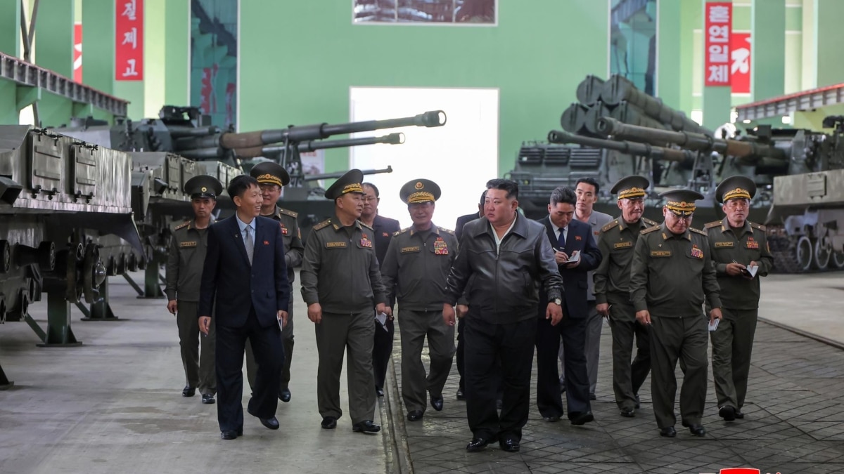 El líder de Corea del Norte, Kim Jong-un, inspecciona una fábrica de municiones en una localidad no especificada.