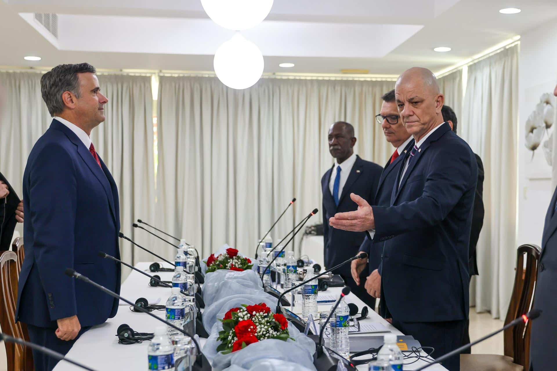 Fotografía difundida por la Agencia Central de Inteligencia (CIA) de su director, John Ratcliffe, reunido con funcionarios cubanos este jueves, en La Habana (Cuba).