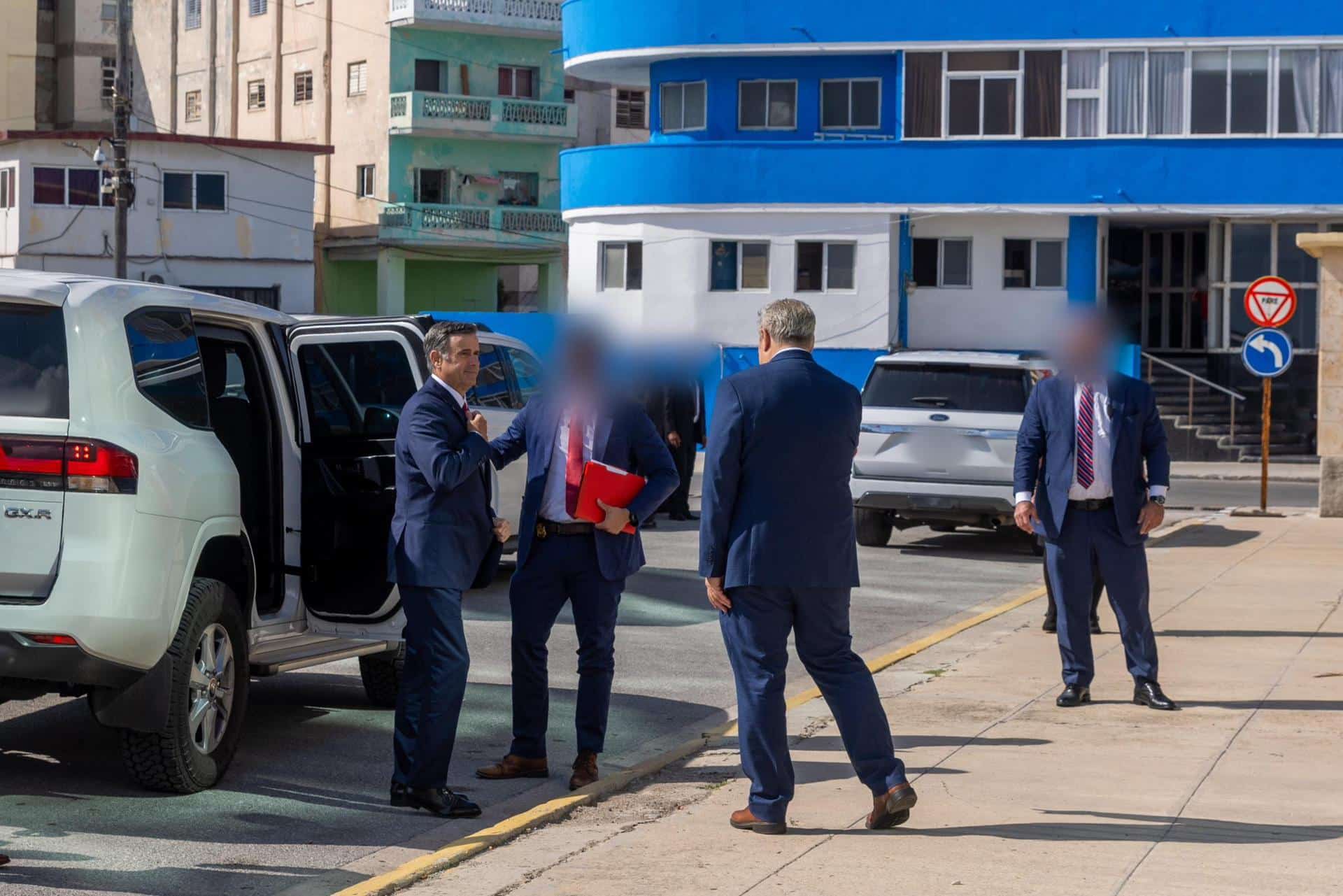 John Ratcliffe (i), a su llegada a la reunión con altos funcionarios del Gobierno de Cuba.