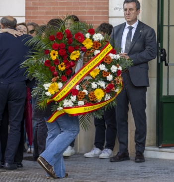Moreno, en la capilla ardiente por los guardias civiles muertos en Huelva: [...]