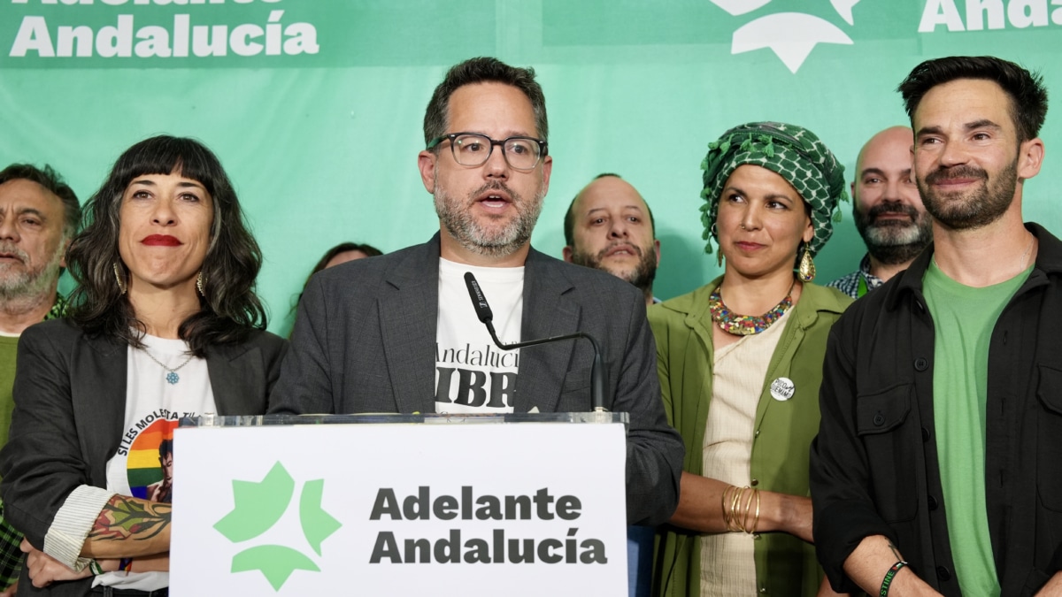 JEREZ DE LA FRONTERA (CÁDIZ), 17/05/2026.- El candidato de Adelante Andalucía, José Ignacio García, acompañado por su equipo y Teresa Rodríguez (3d) en la asociación sociocultural La yerbabuena, analiza los resultados electorales tras los comicios en Andalucía, este domingo en Jerez de la Frontera (Cádiz). EFE/Román Ríos.