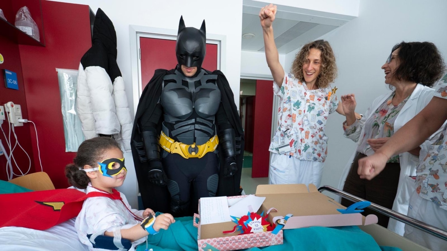 La Fundación Pequeño Deseo entrega cientos de kits de superpoderes a una veintena de hospitales de toda España