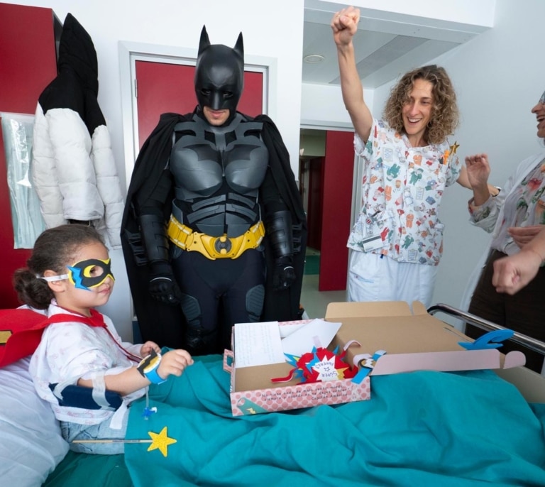 La Fundación Pequeño Deseo entrega cientos de kits de superpoderes a una veintena de hospitales de toda España