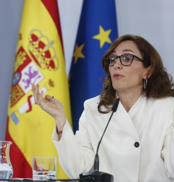 Mónica García y Margarita Robles, sin protocolo